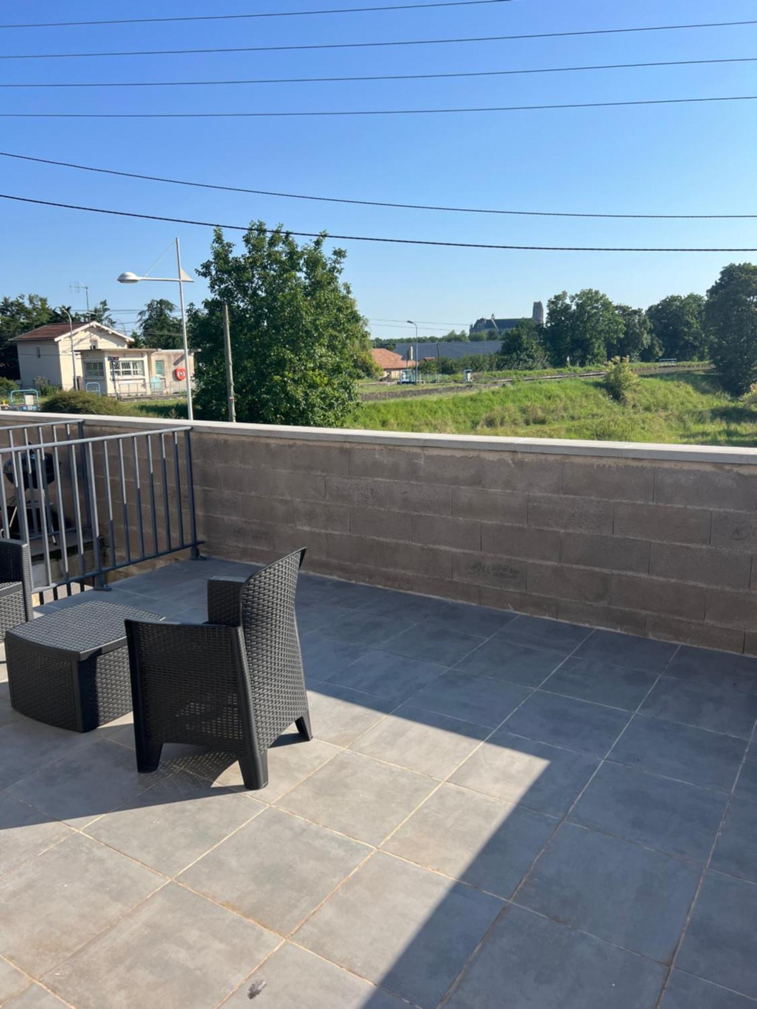 Le Cocon Du Port Apartment Тул Екстериор снимка